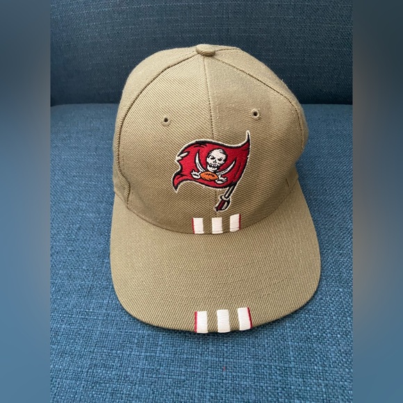 NWOT Addidas NFL Tampa Bay Buccaneers Wool Blend Fitted Cap Hat 7 1/8 Tan & Red - Picture 1 of 11